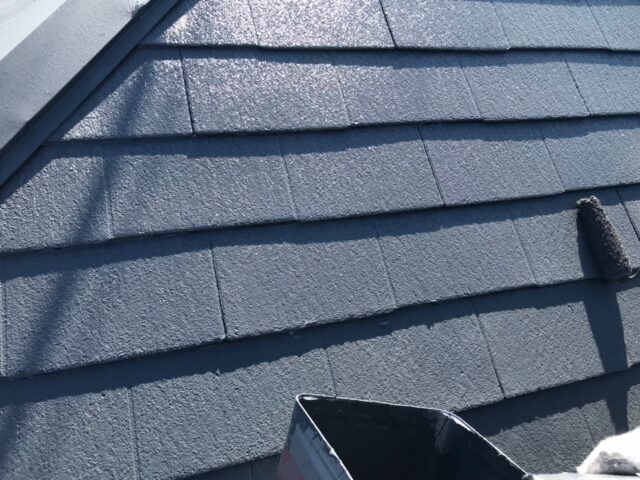 調布市にある家の屋根の上塗り