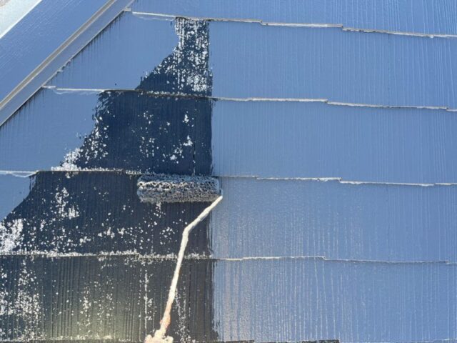 調布市にある家の屋根の中塗り