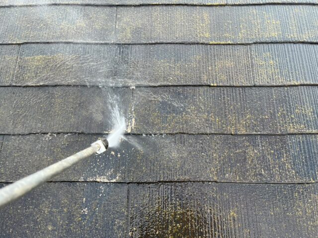 三鷹市にある家の屋根の高圧洗浄