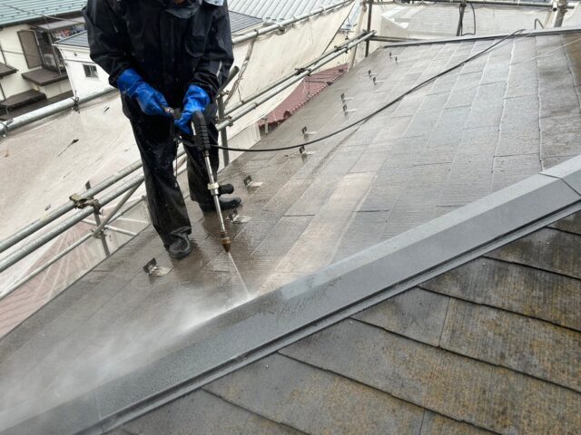 調布市にある家の屋根の高圧洗浄